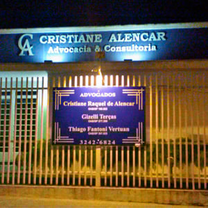 Durante a noite, os holofotes deixam em evidência o nome do escritório em Monte Alto/SP. 